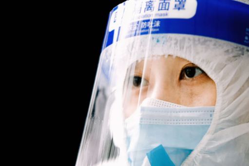 你穿防護服的樣子，真好看！