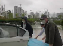 大雨天突遇車禍，從安保到醫(yī)護人員接力營救