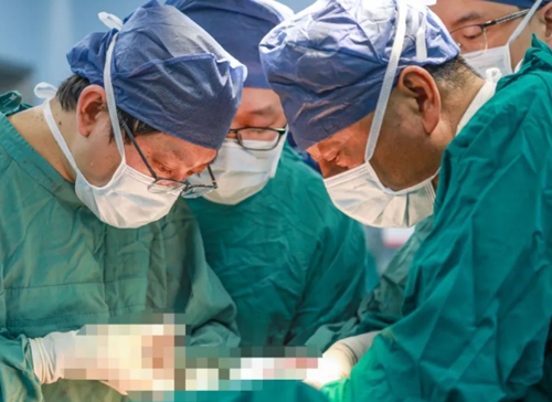 挑戰(zhàn)胸外領(lǐng)域“珠峰”！他為71歲老人摘除胸內(nèi)巨大罕見(jiàn)腫瘤