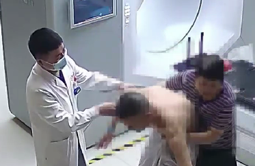驚險！患者險些跌倒，醫(yī)生跳過治療床扶患者