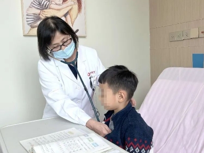 支原體肺炎來(lái)了！住院扎堆，學(xué)習(xí)桌搬到病房，孩子邊寫(xiě)作業(yè)邊打點(diǎn)滴