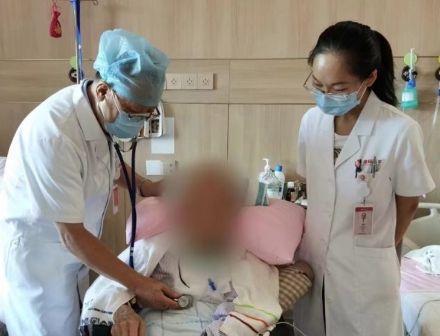多次渡過險關(guān)，身患重疾的92歲老人在醫(yī)院度過了四個不平凡的生日