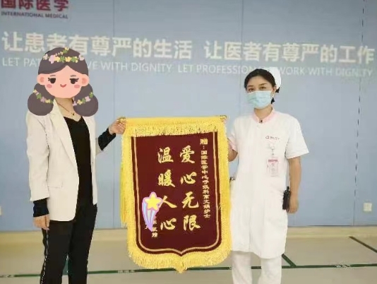 點贊正能量！95后護士救下走失老人 暖心一扶顯大愛