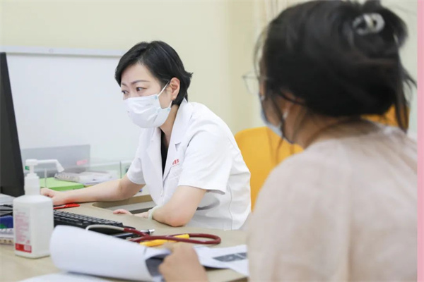 生長發(fā)育、視力矯治、泌尿外科……暑假未到，兒科門診已排起長隊(duì)